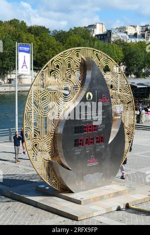 Paris, Frankreich. August 06. 2023. Countdown bis zum Beginn der Olympischen Sommerspiele 2024 am Ufer der seine. Stockfoto