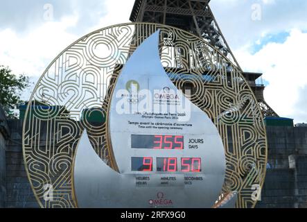 Paris, Frankreich. August 06. 2023. Countdown bis zum Beginn der Olympischen Sommerspiele 2024 am Ufer der seine. Eiffelturm im Hintergrund. Stockfoto