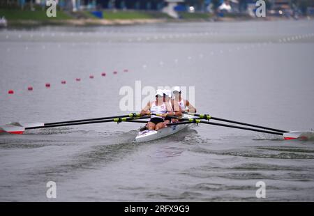 Chengdu, Chinas Provinz Sichuan. 6. Aug. 2023. Team Polen tritt während des Finale A der vier rudernden Frauen bei den FISU Summer World University Games 31. in Chengdu, Provinz Sichuan im Südwesten Chinas, am 6. August 2023 an. Kredit: Zhao Zishuo/Xinhua/Alamy Live News Stockfoto