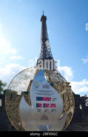 Paris, Frankreich. August 06. 2023. Countdown bis zum Beginn der Olympischen Sommerspiele 2024 am Ufer der seine. Eiffelturm im Hintergrund. Stockfoto