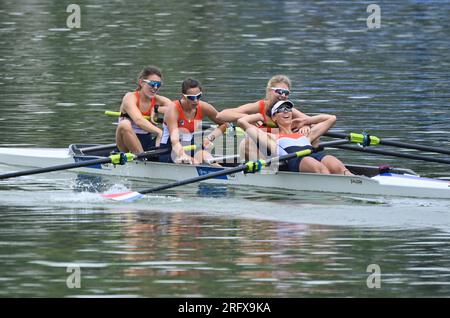 Chengdu, Chinas Provinz Sichuan. 6. Aug. 2023. Das Team der Niederlande reagiert nach dem Finale Der vier Ruderfrauen A bei den FISU Summer World University Games 31. in Chengdu, Provinz Sichuan im Südwesten Chinas, am 6. August 2023. Kredit: Zhang Bowen/Xinhua/Alamy Live News Stockfoto