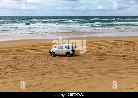 Fraser Island K'gari, Allradfahrzeug mit Allradantrieb, das auf dem legalen Sand Highway fährt, 75 Mile Beach, Queensland, Australien Stockfoto