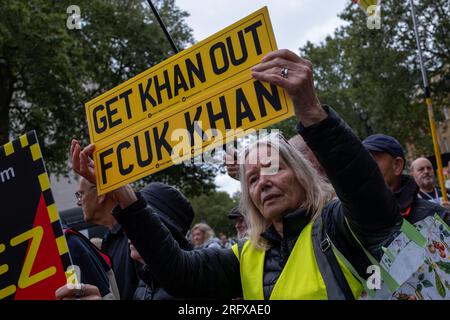 In etwas mehr als drei Wochen bis zum Beginn der ULEZ-Erweiterung findet in London eine Demonstration statt, in der gefordert wird, das umstrittene System abzuschaffen. Stockfoto