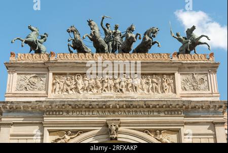 Bronzestatuen über dem Eingang des Politeama Garibaldi Theaters in Palermo, Sizilien, Italien Stockfoto