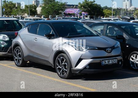 ISTANBUL, TÜRKEI - 29. JULI 2023: Der Toyota C-HR ist ein von Toyota hergestellter Crossover-SUV. Stockfoto