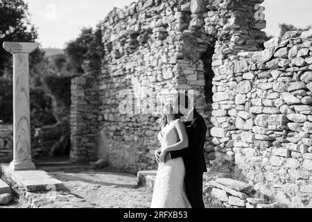 Ein wunderschönes Brautpaar an einem antiken Ort in Griechenland Stockfoto