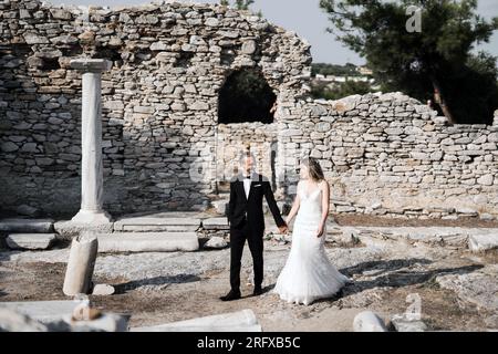 Ein wunderschönes Brautpaar an einem antiken Ort in Griechenland Stockfoto