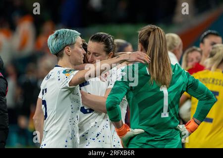 Melbourne, Aus. 06. Aug. 2023. Melbourne, Australien, August 6. 2023: Megan Rapinoe (15 Vereinigte Staaten) umarmt Torwart Alyssa Naeher (1 Vereinigte Staaten) während der FIFA Womens World Cup-Runde 2023 im Fußballspiel 16 zwischen Schweden und den USA im Melbourne Rectangular Stadium (AAMI Park) in Melbourne, Australien. (NOE Llamas/SPP) Guthaben: SPP Sport Press Photo. Alamy Live News Stockfoto