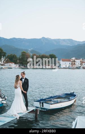 Ein liebevolles Brautpaar am alten Hafen von Thasso Stockfoto