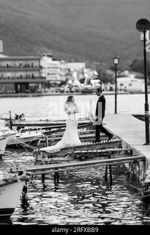 Ein liebevolles Brautpaar am alten Hafen von Thasso Stockfoto