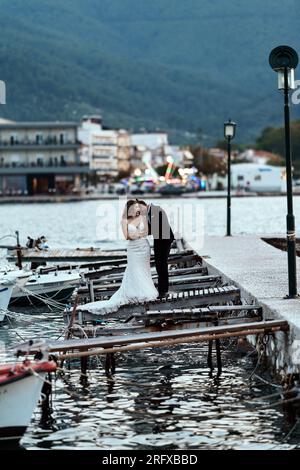 Ein liebevolles Brautpaar am alten Hafen von Thasso Stockfoto