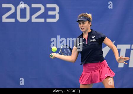 Prag, Tschechische Republik. 06. Aug. 2023. Die Tschechische Linda Noskova in Aktion während des Spiels gegen Tamara Korpatsch von Deutschland beim Tennis-Turnier der WTA Prague Open 2023, Halbfinale, am 6. August 2023 in Prag, Tschechische Republik. Kredit: Michaela Rihova/CTK Photo/Alamy Live News Stockfoto