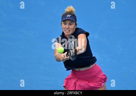 Prag, Tschechische Republik. 06. Aug. 2023. Die Tschechische Linda Noskova in Aktion während des Spiels gegen Tamara Korpatsch von Deutschland beim Tennis-Turnier der WTA Prague Open 2023, Halbfinale, am 6. August 2023 in Prag, Tschechische Republik. Kredit: Michaela Rihova/CTK Photo/Alamy Live News Stockfoto