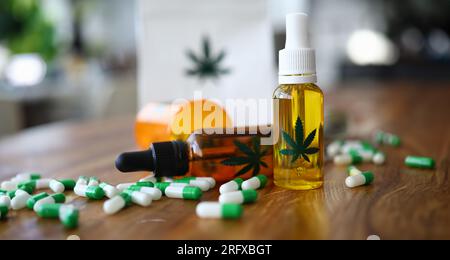 Nahaufnahme medizinischer Marihuana-Produkte mit Kapseln und Cannabinoidöl in der Flasche Stockfoto