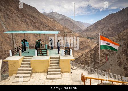 Indien, Jammu & Kashmir, Kargil, Hundarman, indische Flagge an LOC Line of Control mit Pakistan, ViewPoint Stockfoto