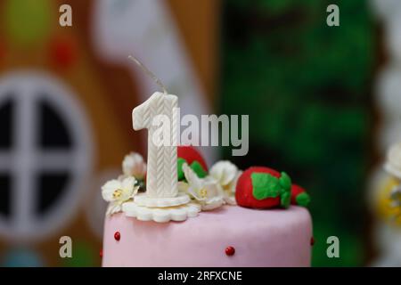 Detail der Nummer eins oben auf dem Geburtstagskuchen, 1. Geburtstag, weißer Kuchen, 1 Jahre alter Geburtstagskuchen Stockfoto