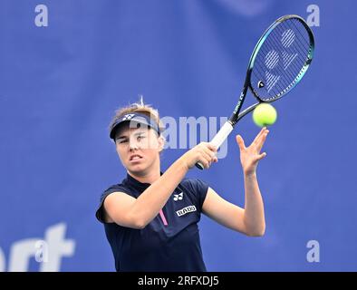 Prag, Tschechische Republik. 06. Aug. 2023. Die Tschechische Linda Noskova in Aktion während des Spiels gegen Tamara Korpatsch von Deutschland beim Tennis-Turnier der WTA Prague Open 2023, Halbfinale, am 6. August 2023 in Prag, Tschechische Republik. Kredit: Michaela Rihova/CTK Photo/Alamy Live News Stockfoto