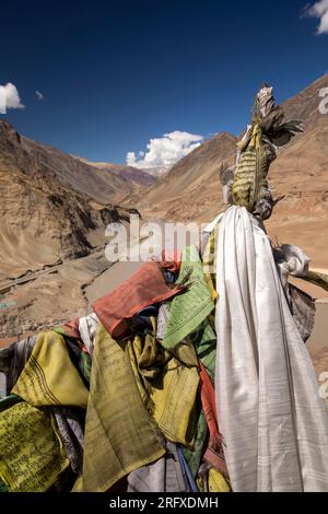 Indien, J&K, Ladakh, Sangam, buddhistische Gebetsflaggen und Kata am Zusammenfluss der Flüsse Indus und Zanskar Stockfoto