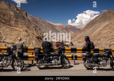 Indien, J&K, Ladakh, Sangam, Radfahrer auf Kaschmir Tour am Zusammenfluss der Flüsse Indus und Zanskar Stockfoto