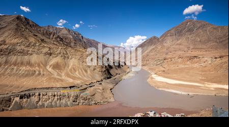 Indien, J&K, Ladakh, Sangam, Zanskar Fluss am Zusammenfluss mit Indus, Panorama Stockfoto