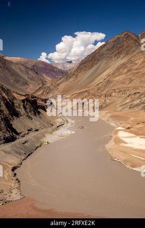 Indien, J&K, Ladakh, Sangam, Zanskar am Zusammenfluss mit Indus Stockfoto