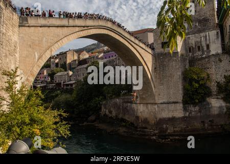 Mostar, Bosnien und Herzegowina, traditioneller Sprung von der alten Mostar-Brücke, ursprünglich 1557 erbaut, während des Krieges 1993 zerstört.2003 wieder aufgebaut Stockfoto