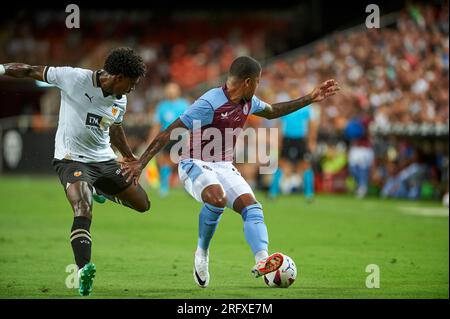 Valencia, Spanien. 05. Aug. 2023. Leon Bailey vom Aston Villa Football Club, Thierry Correia von Valencia CF in Aktion während der La Liga EA Sport regulären VORSAISON am 5. August 2023 im Mestalla Stadion in Valencia, Spanien. (Foto: German Vidal/Sipa USA) Guthaben: SIPA USA/Alamy Live News Stockfoto