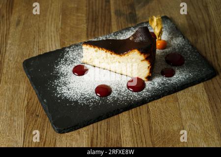 Baskischer Käsekuchen mit Himbeerpüree Stockfoto