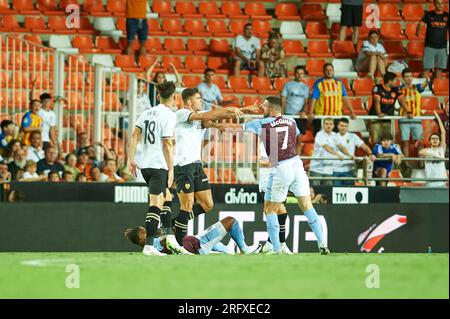 Valencia, Spanien. 05. Aug. 2023. Kämpfe am 5. August 2023 im Mestalla-Stadion in Valencia gegen Gabriel Paulista von Valencia CF und John McGinn vom Aston Villa Football Club während der regulären Saison La Liga EA Sport in Aktion. (Foto: German Vidal/Sipa USA) Guthaben: SIPA USA/Alamy Live News Stockfoto