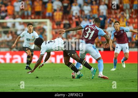 Valencia, Spanien. 05. Aug. 2023. Thierry Correia von Valencia CF, Leon Bailey vom Aston Villa Football Club in Aktion während der La Liga EA Sport regulären VORSAISON am 5. August 2023 im Mestalla Stadium in Valencia, Spanien. (Foto: German Vidal/Sipa USA) Guthaben: SIPA USA/Alamy Live News Stockfoto