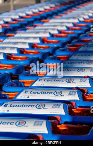 Nahaufnahme einer Reihe von Einkaufswagen mit dem Logo eines E.Leclerc-Supermarkts. E.Leclerc ist eine französische Genossenschaft und Einzelhandelskette Stockfoto