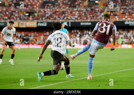 Valencia, Spanien. 05. Aug. 2023. Thierry Correia von Valencia CF, Leon Bailey vom Aston Villa Football Club in Aktion während der La Liga EA Sport regulären VORSAISON am 5. August 2023 im Mestalla Stadium in Valencia, Spanien. (Foto: German Vidal/Sipa USA) Guthaben: SIPA USA/Alamy Live News Stockfoto