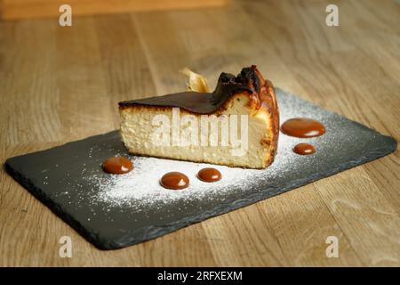 Baskischer Käsekuchen mit Himbeerpüree Stockfoto