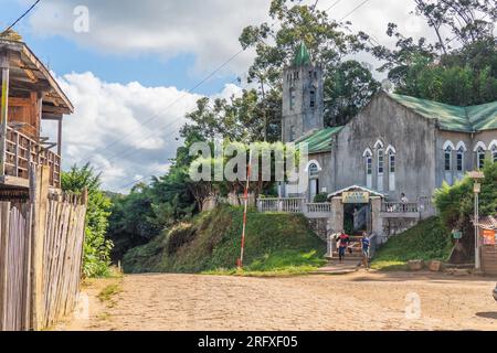 Andasibe, Madagaskar - Mai 26,2023: Die Kirche an der Hauptstraße im Dorf Andasibe, Madagaskar Stockfoto