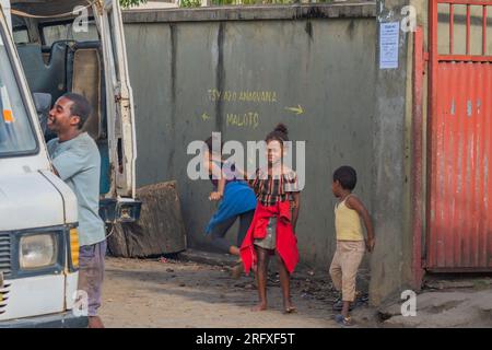 Andasibe, Madagaskar - Mai 26,2023: Kinder an der Hauptstraße im Dorf Andasibe, Magadaskar Stockfoto