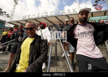 Arsenal-Fans verlassen die U-Bahn-Station Wembley Park vor dem FA Community Shield-Spiel im Wembley Stadium, London. Foto: Sonntag, 6. August 2023. Stockfoto