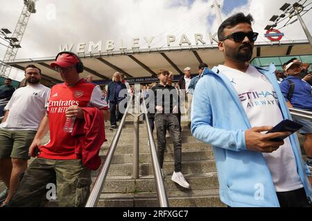 Die Fans von Arsenal und Manchester City verlassen die U-Bahn-Station Wembley Park vor dem FA Community Shield-Spiel im Wembley Stadium, London. Foto: Sonntag, 6. August 2023. Stockfoto