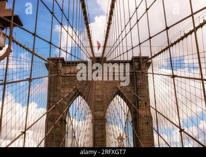 Erleben Sie den majestätischen Reiz der Brooklyn Bridge, ein architektonisches Wunderwerk am East River in New York City. Erleben Sie die Schönheit urbaner Engi Stockfoto