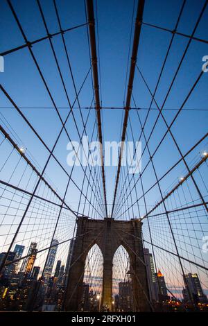 Erleben Sie den majestätischen Reiz der Brooklyn Bridge, ein architektonisches Wunderwerk am East River in New York City. Erleben Sie die Schönheit urbaner Engi Stockfoto