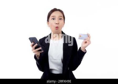 Porträt eine junge asiatische Geschäftsfrau hält eine Kreditkarte und sucht nach einem Smartphone, um online einkaufen zu gehen, isolierter weißer Hintergrund, Geschäftsfrau sieht nach debi aus Stockfoto