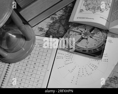 Astrologie Bücher und Sanduhr in psychischen Büro Stockfoto