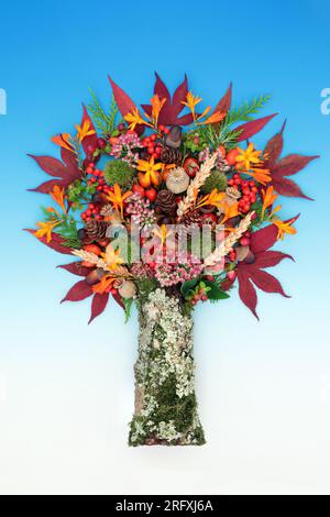 Surreale Natur Herbst Herbst Erntedankbaum Form Komposition mit Blättern, Blumen, Beerenobst, Nüssen auf verlaufsblauem Hintergrund. Stockfoto