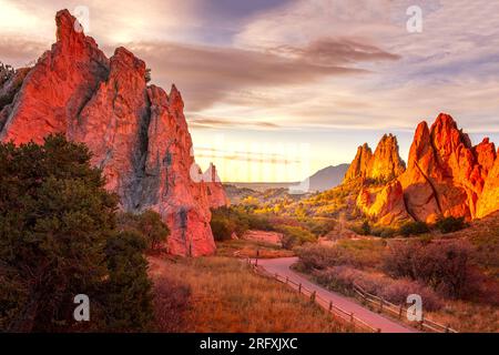 Sonnenaufgangsfarben im Garden of the Gods, Colorado Springs Stockfoto