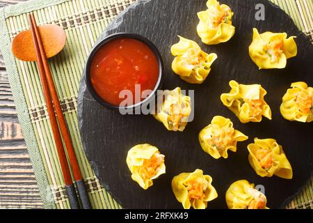 Shumai ist eine Art traditioneller chinesischer Knödel gefüllt mit Garnelen oder Krabben, Dim Sum Nahaufnahme auf dem Tisch. Horizontale Draufsicht von oben Stockfoto