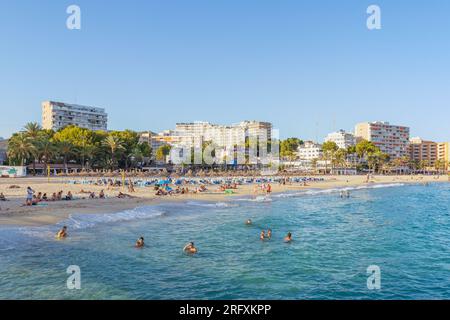 Magaluf, Mallorka, Spanien - 19. 2022. September: Touristen genießen ihren Tag am Strand von Magaluf mit Hotels im Hintergrund Stockfoto