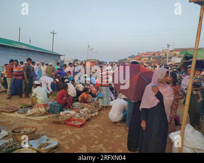 Rohingya-Flüchtlinge werden im Lager auf den Markt gehen Stockfoto