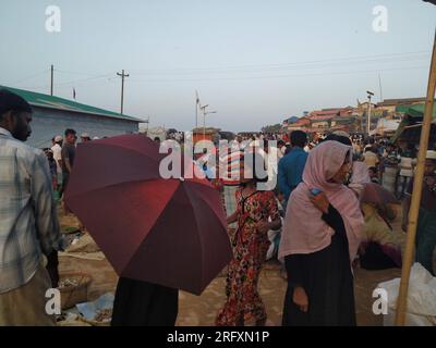 Rohingya-Flüchtlinge werden im Lager auf den Markt gehen Stockfoto