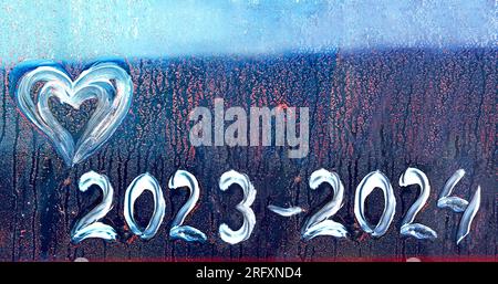 Herz und Zahlen 2023, 2024. Abstrakter Hintergrund Neujahr Nummer 2023, 2024. Die alten 2023 und die neuen 2024 bringen die Liebe zur Welt. Stockfoto