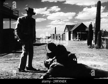 WARD BOND als Morgan Earp HENRY FONDA als Wyatt Earp und Tim HOLT als sterbender Virgil Earp in MEINEM DARLING CLEMENTINE 1946 Regisseur JOHN FORD Twentieth Century Fox Stockfoto