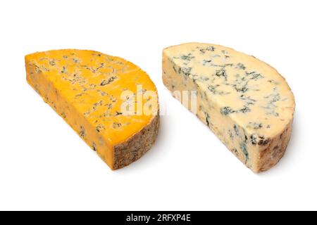 Ein Stück englischer Shropshire Blue Cheese und ein Stück Stilton-Käse isoliert auf weißem Hintergrund aus nächster Nähe Stockfoto